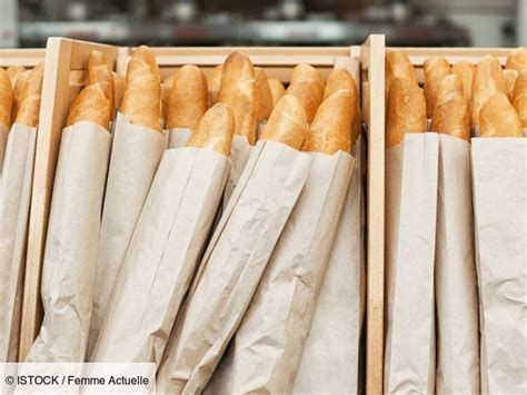 Baguettes de pain conservées dans un sac en papier