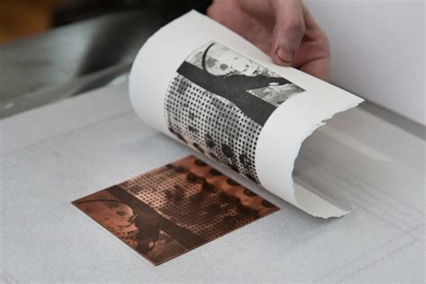 Contoh Cetak Dalam Menggunakan Teknik Foil Stamping Pada Undangan Pernikahan