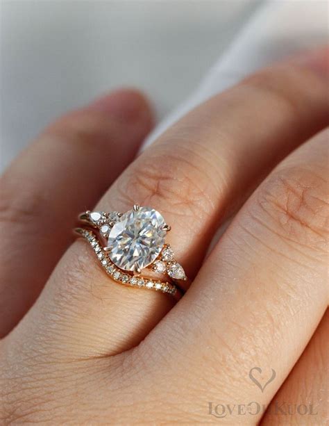 Enchanting Grace: The Effortlessly Stunning Contour Wedding Band for Your Dream Oval Ring 