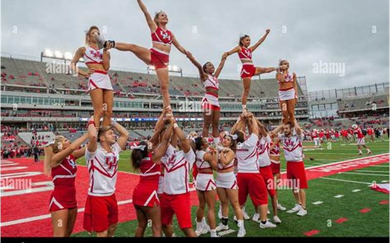 Cougars Cheerleaders Lifting