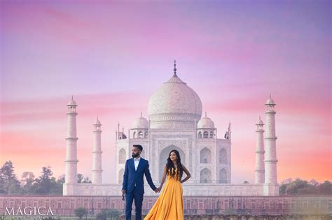 Couple at the Taj Mahal