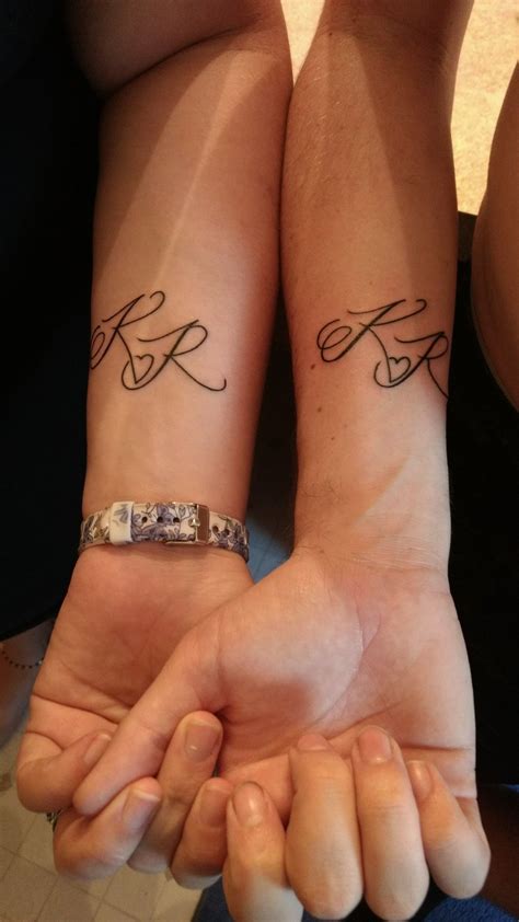 Pin by ᏗᏕᏂᏝᏋᎩ ᎤᏬᏗᏝᏝ on Couples Tattoos Initial tattoo