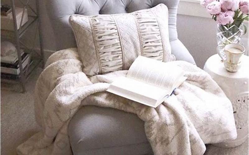 Cozy Throws And Pillows For Your Reading Nook