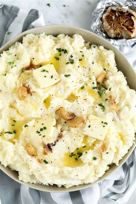 Creamy Mashed Potatoes with Roasted Garlic