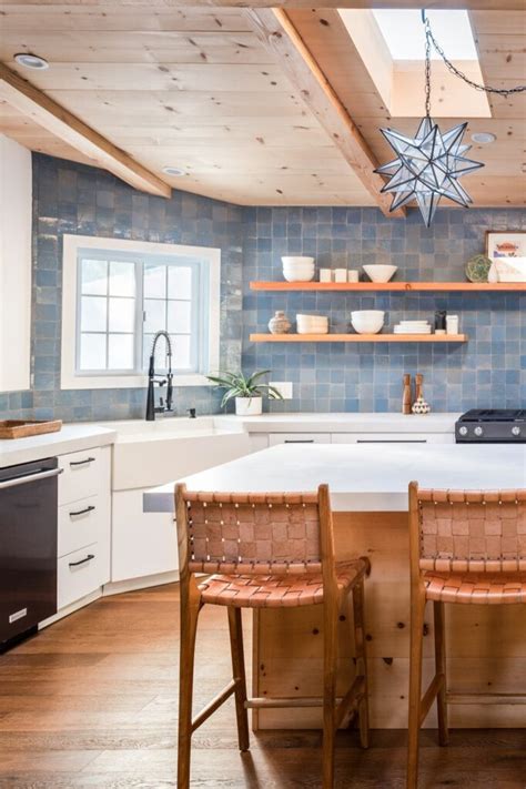 Create a contrast with blue and white in the kitchen