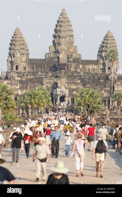 Crowds Angkor Wat