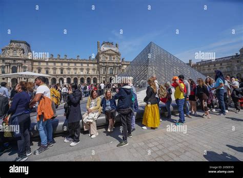 Crowds at the Louvre