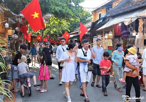 Crowds in Hoi An