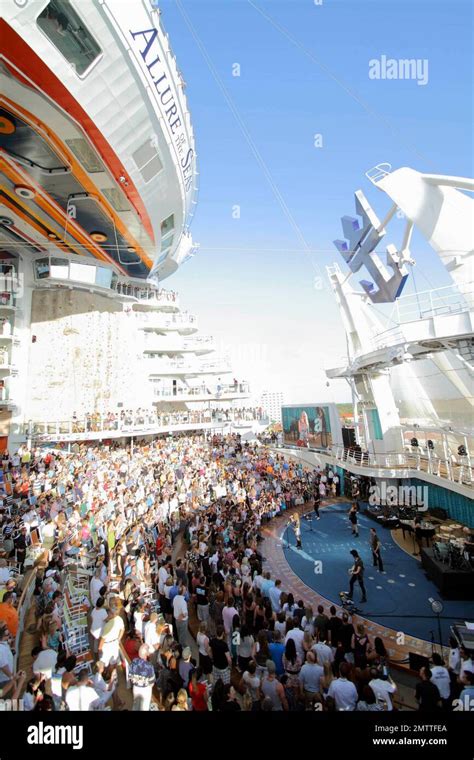 Cruise Crowd