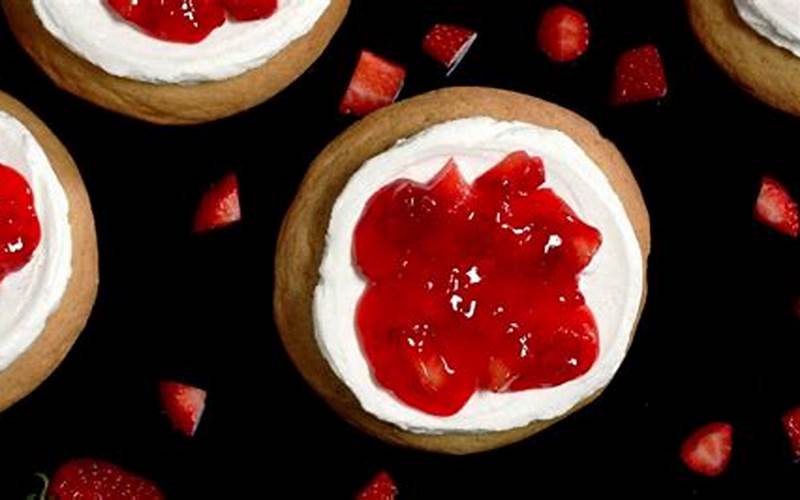 Crumbly Cookies Strawberry Shortcake