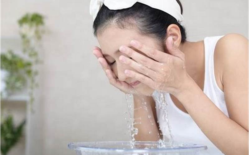 Cuci Muka Pakai Air Hangat Untuk Jerawat