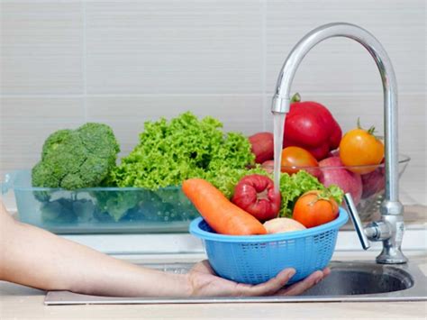 Cuci Sayuran dan Buah Sebelum Dimakan