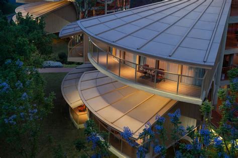 Curved Roofs: Organic Flow