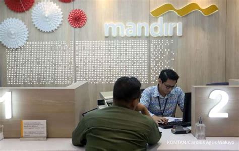 Customer service bank Mandiri sedang membantu nasabah via telepon