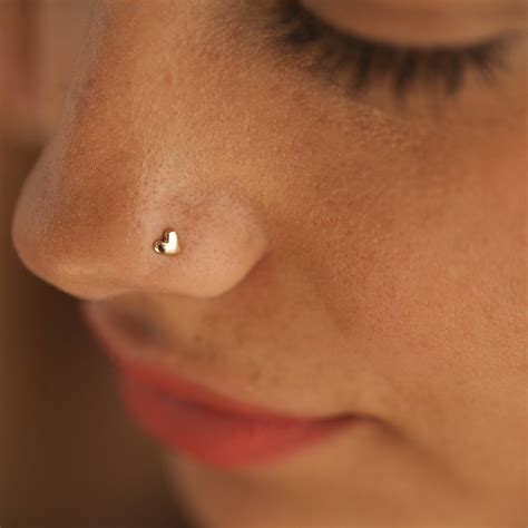 Customise Your Nose Stud for a Comfortable Fit