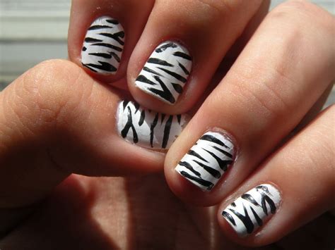 Cute Zebra Print Nails: A Tutorial