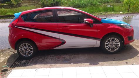 Cutting Sticker Mobil Merah