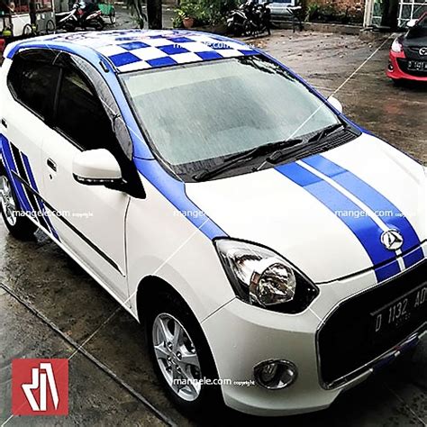 Cutting Sticker Mobil Sedan Biru