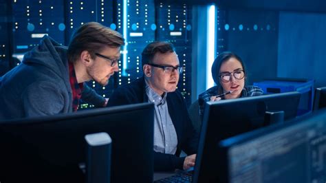 Seorang ahli keamanan siber sedang memonitor sistem keamanan