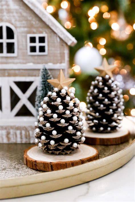 DIY Christmas decorations with pinecones