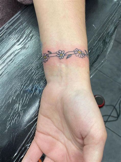Daisy chain tattoo. cute idea Tattoos Pinterest