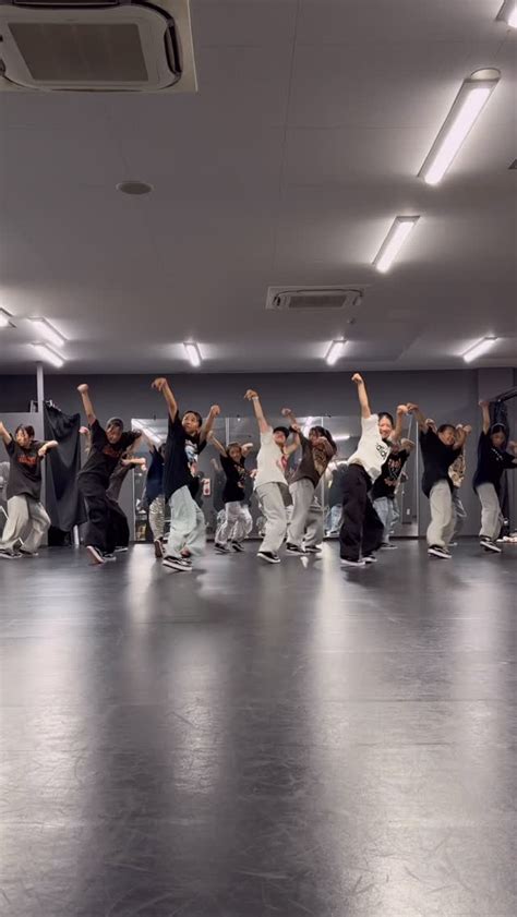 ダンススタジオで身体を鍛えるトレーニング風景