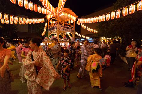 Dansa Bon Odori dalam Obon Matsuri