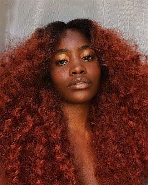 Unveiling the Striking Beauty of Dark Skin with Fiery Red Hair – An Inspiring Ode to Individuality and Confidence