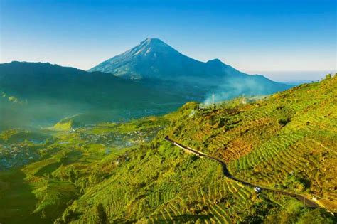 Dataran Tinggi Dieng dengan panorama pegunungan, kawah aktif, dan telaga warna yang memesona