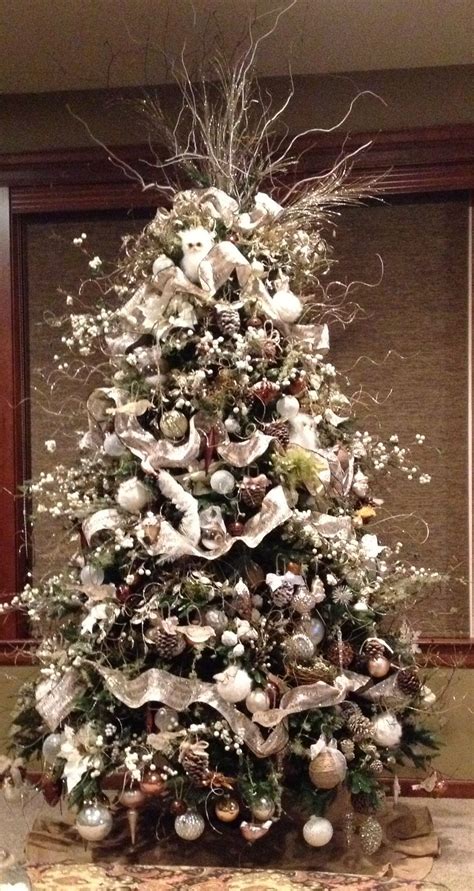 Burlap brilliance: Stunningly Decorated Christmas Trees to Elevate Your Holiday Decor Game