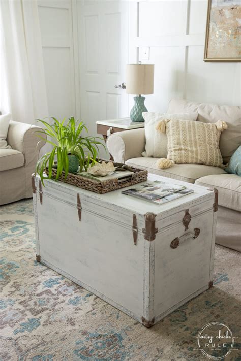 10 Creative Ideas for Decorating with Vintage Trunks