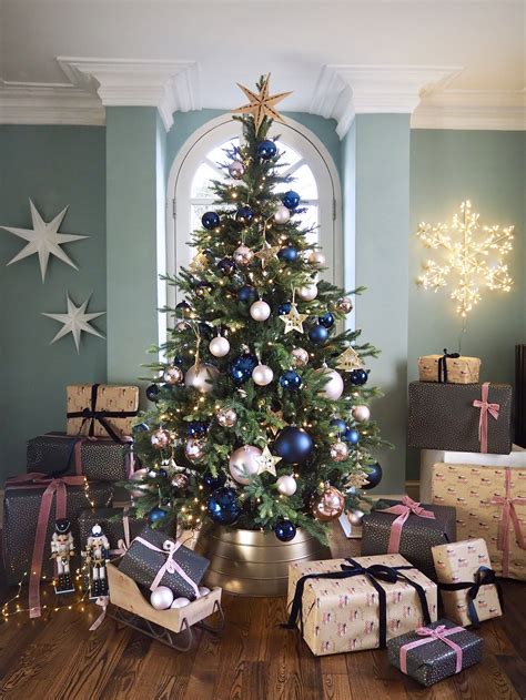 Decorating Your Christmas Tree