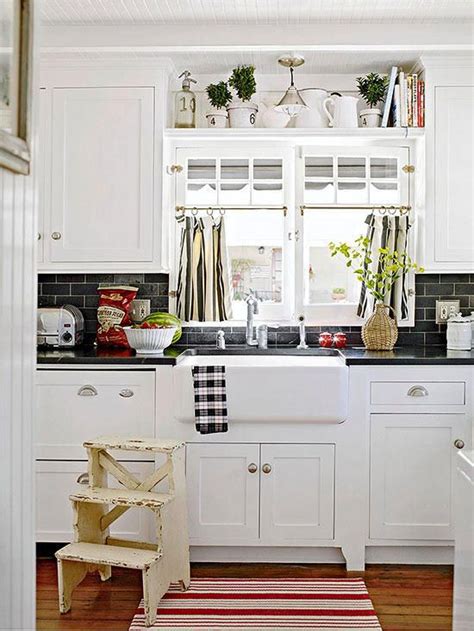 Beachside Cottage Decorating White kitchen decor, Decorating above