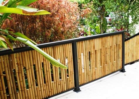 desain bambu pada pagar rumah