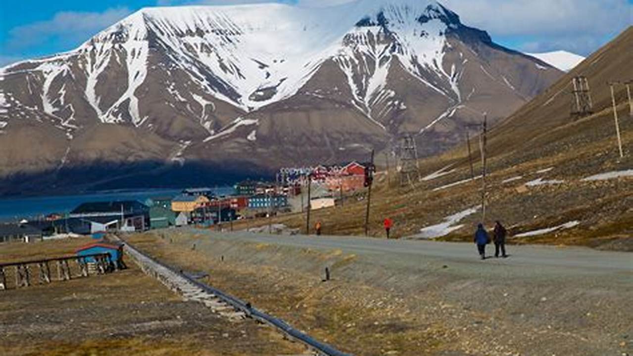 Despite Its Remote Feel, It’s Relatively Accessible As The Largest Settlement Of Longyearbyen Is Home To The Most Northerly Commercial Airport In The World., Images