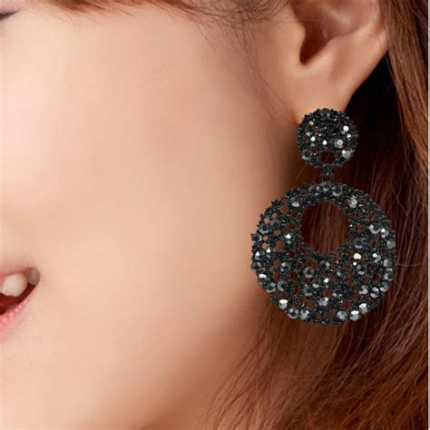 Diamond earring: Be a gentlewoman of relish and elegance