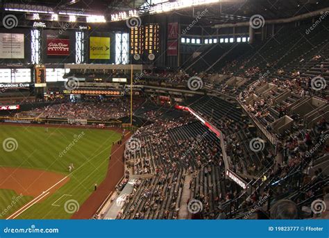 Diamondbacks fans chase field