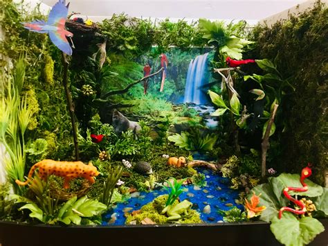 an image of a jungle scene made out of fake plants and animals in the