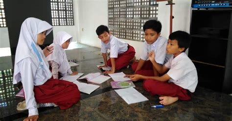Diskusi kelompok di sekolah di Indonesia