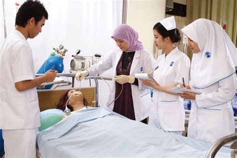 Dokter dan Perawat di Rumah Sakit