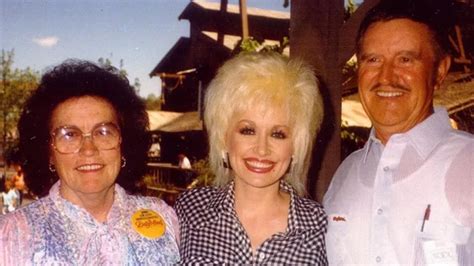 Dolly Let's Go Parents - The Ultimate Companion for Effortless and Joyful Family Adventures!