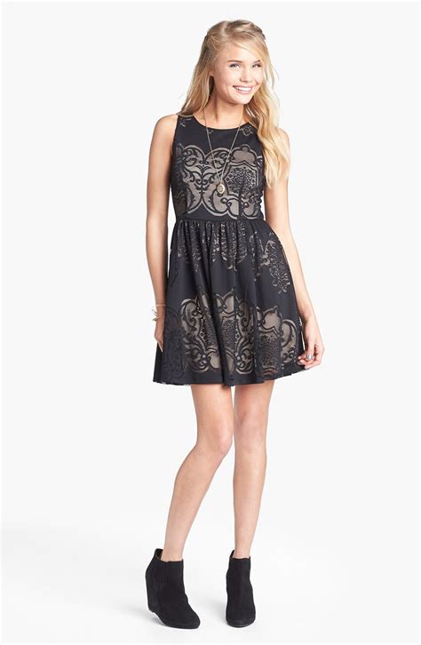 Dresses at Junior Clothing Stores Contains Uniqueness in Styles