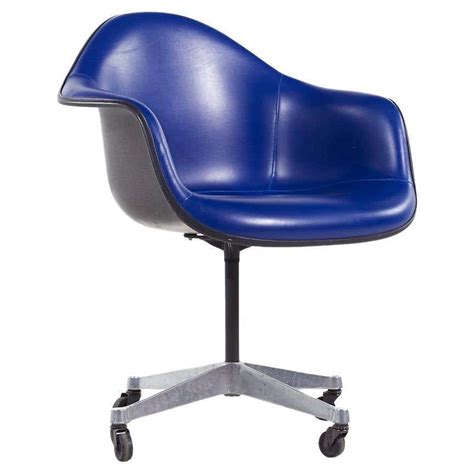 Eames Style Padded Office Swivel Chair