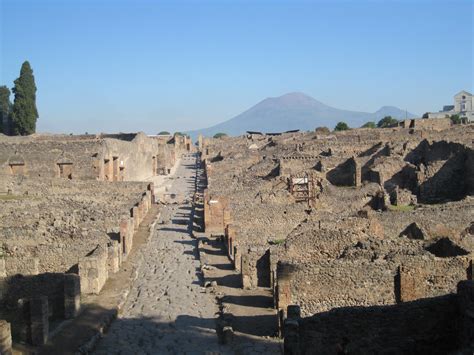 Eating around Pompeii