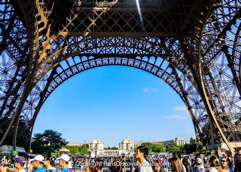 Eiffel Tower crowds