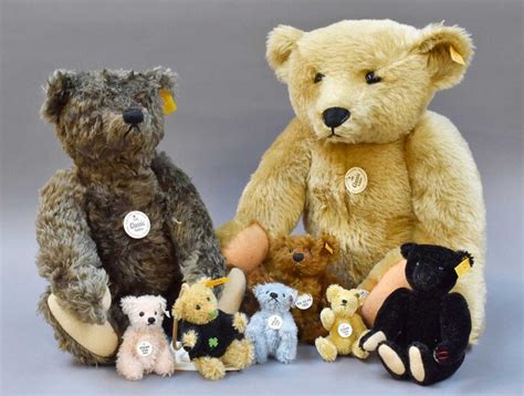 Eight teddy bears