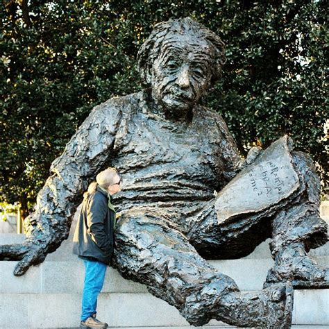 foto patung Albert Einstein