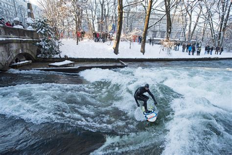 Eisbachwelle Surfing