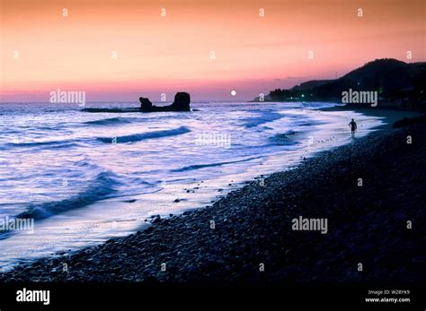 Waves at El Tunco Beach