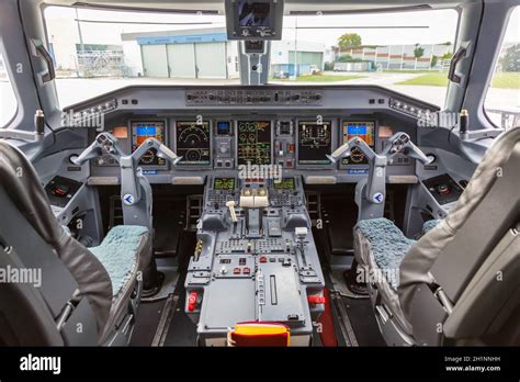Dive into the Embraer 190 Cockpit: A Pilot's Perspective